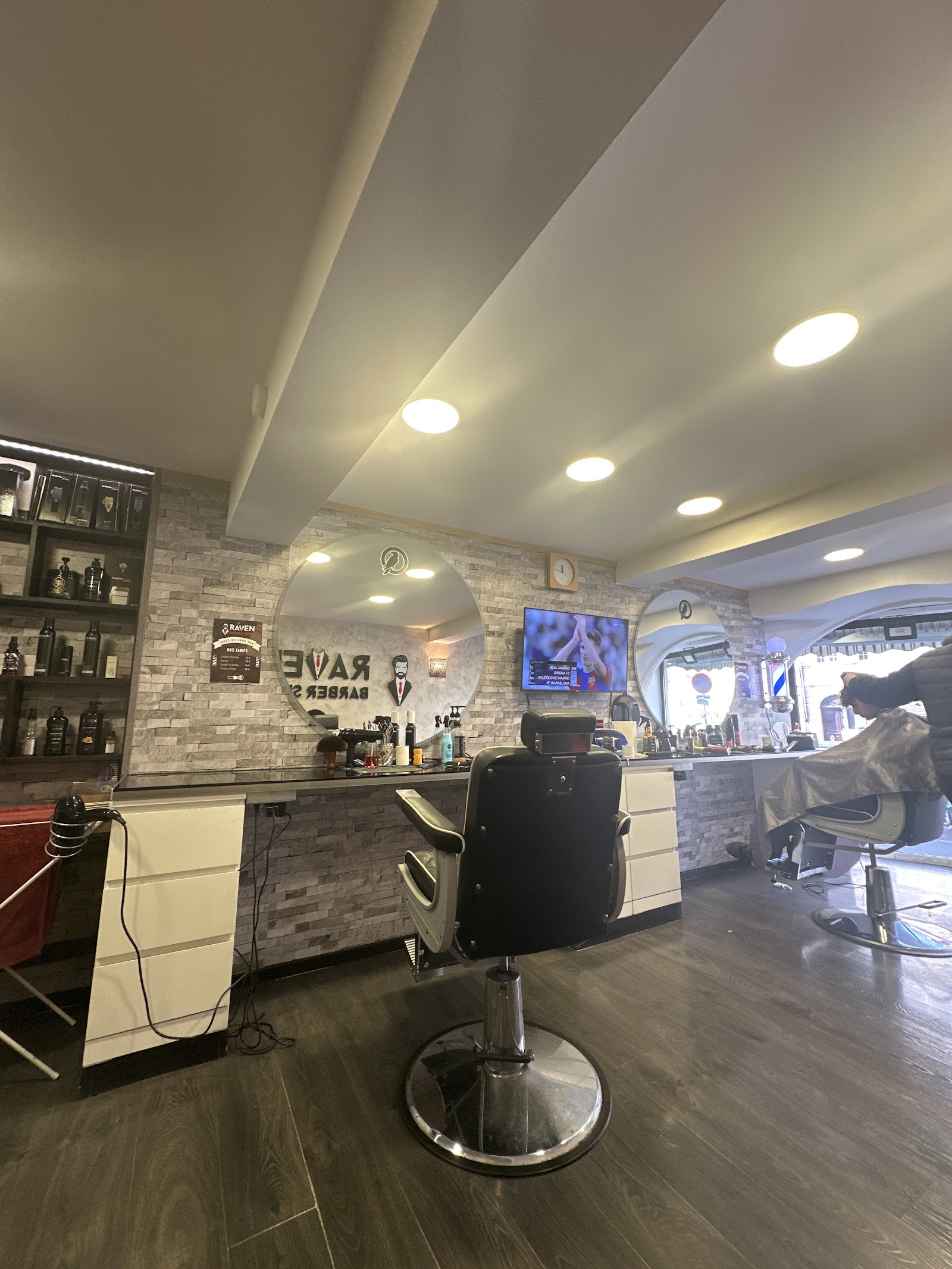 Intérieur du salon Raven Barber Shop